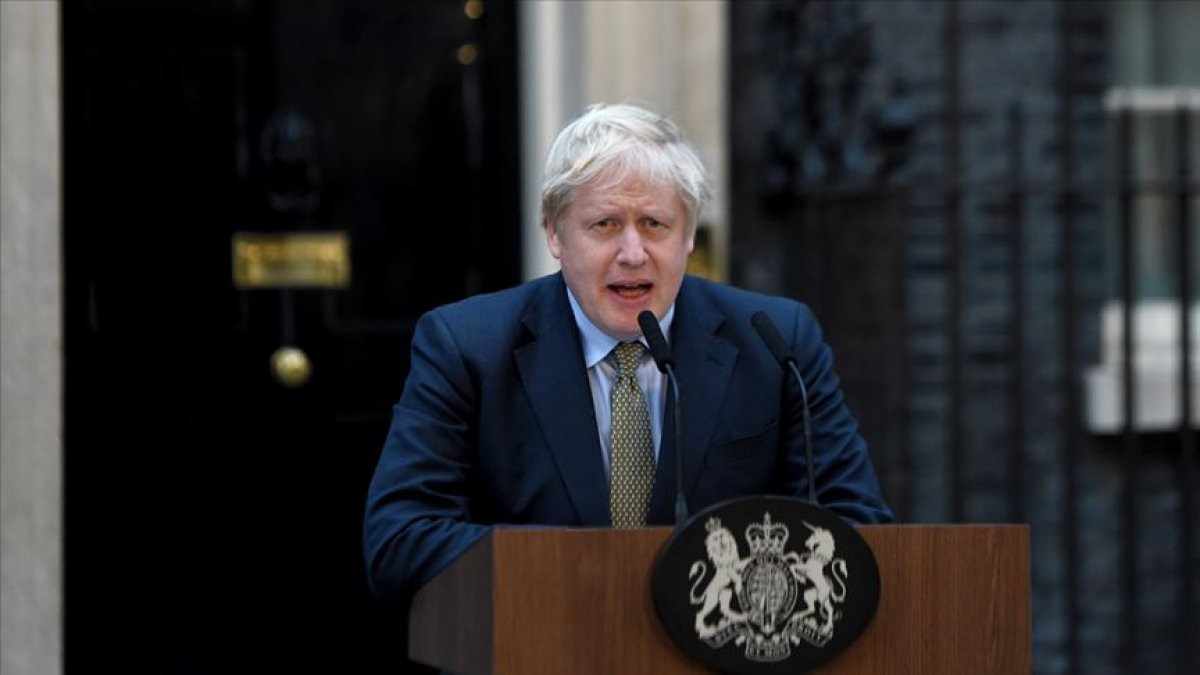 a Boris Johnson sokağa çıkma yasağı ilan ettiğini duyurdu