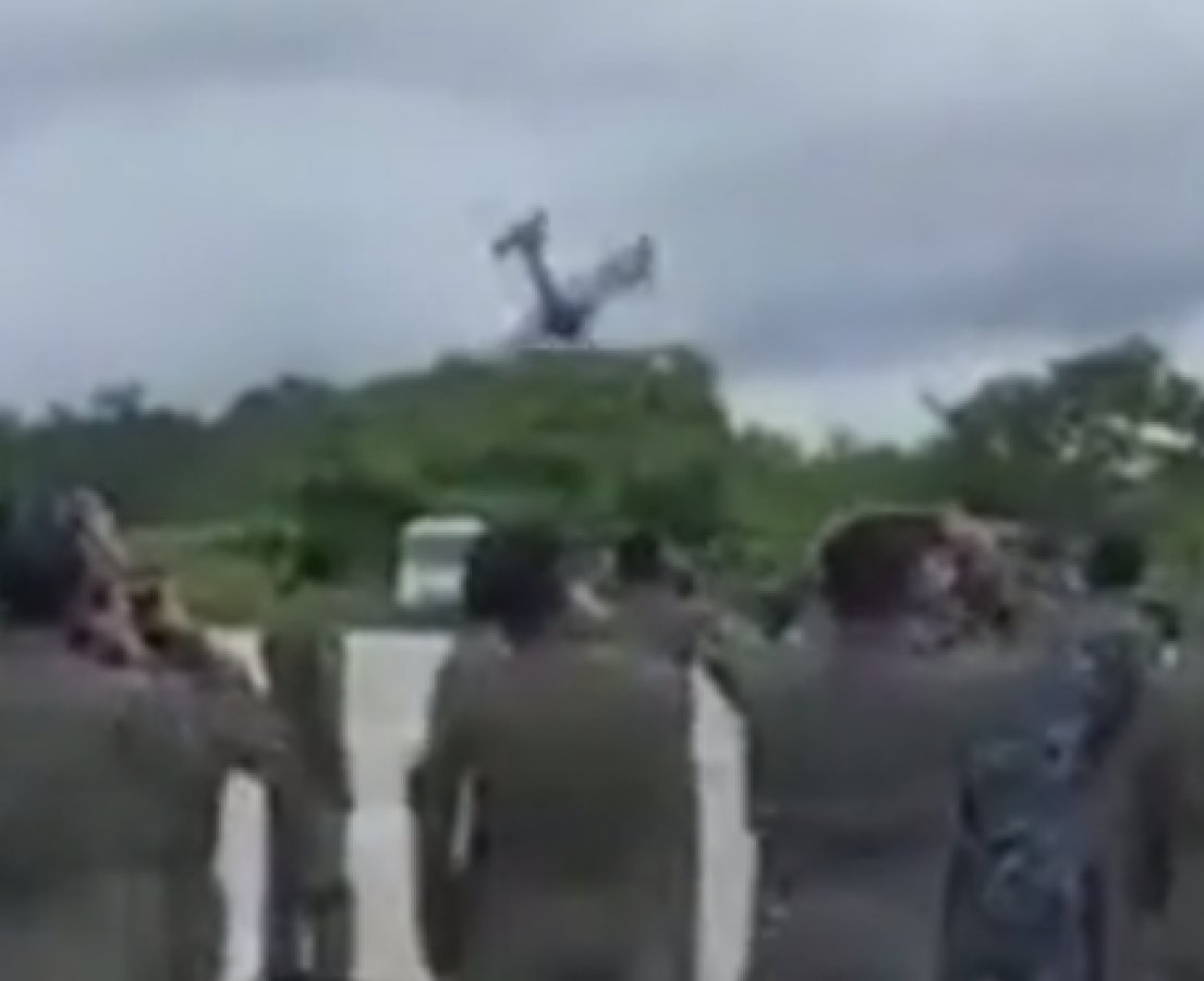 Bolivya'da eğitim uçağının çakılma anı