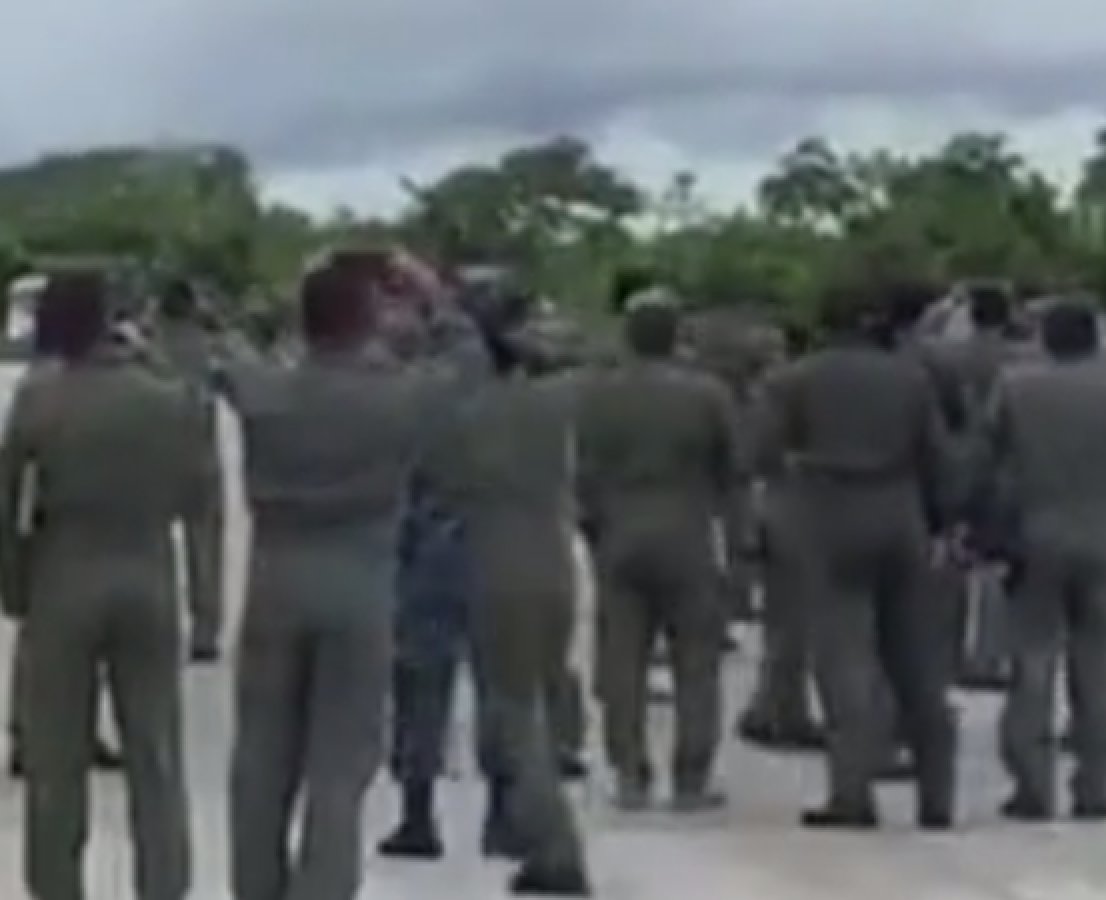 Bolivya'da eğitim uçağının çakılma anı