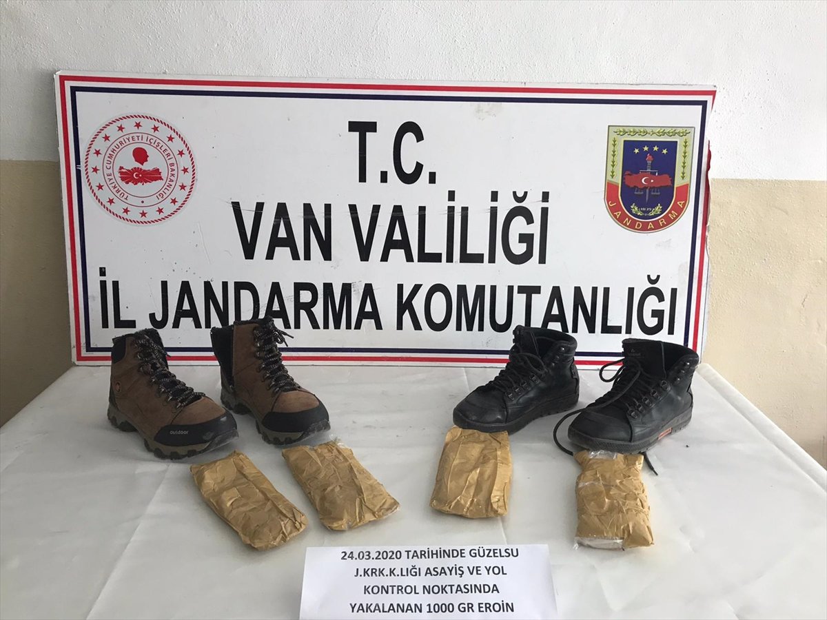 a Van'da ayakkabılara zulalanmış 1 kilo eroin bulundu