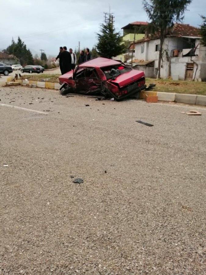 Denizli'de trafik kazasında 2 sürücü yaralandı