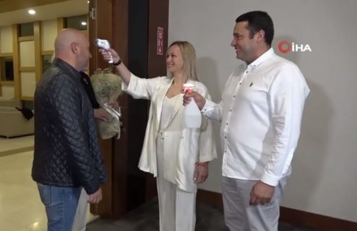 Nikah salonuna gelen davetlilerin ateşi ölçüldü