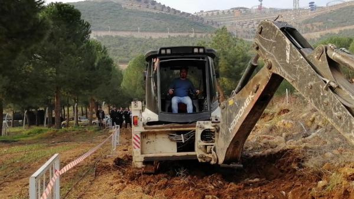 d Kadın profesör kepçenin önüne yattı