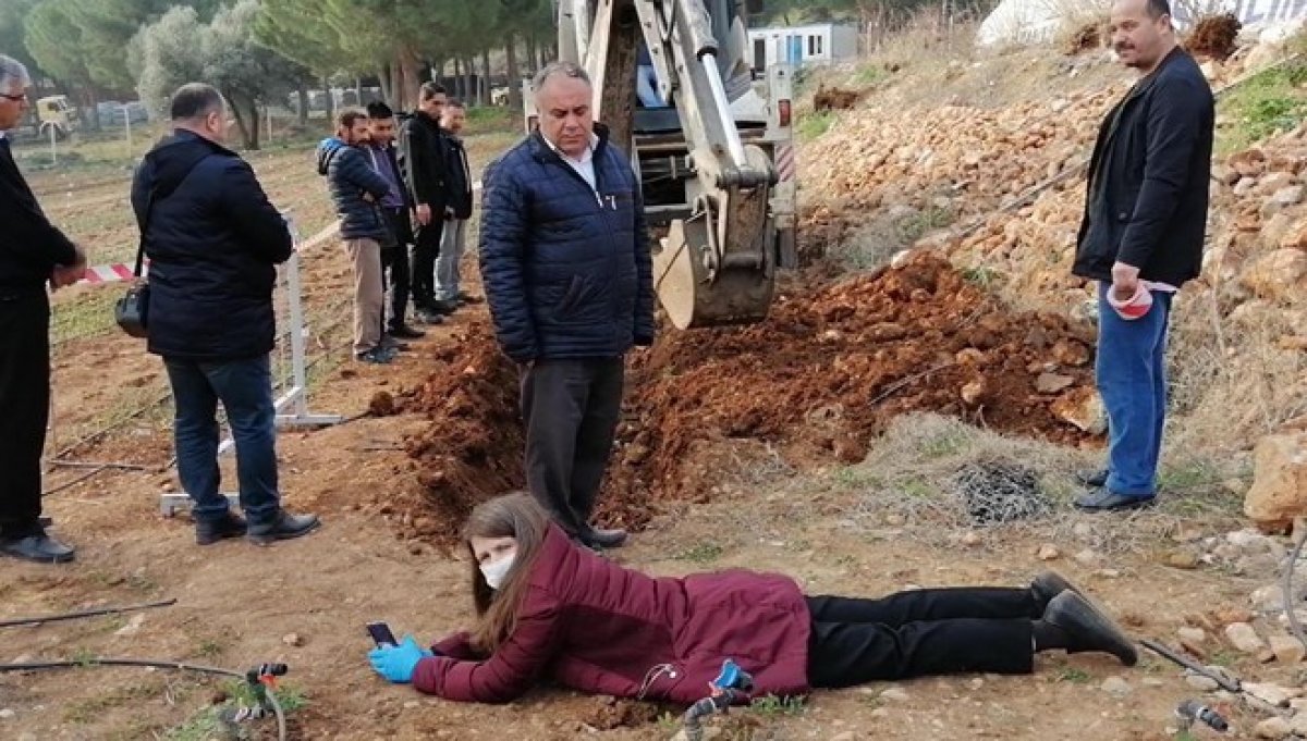 d Kadın profesör kepçenin önüne yattı