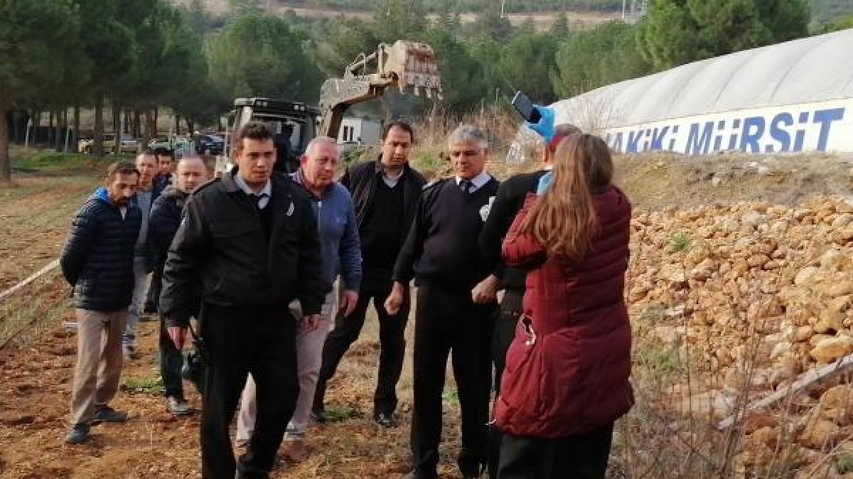 d Kadın profesör kepçenin önüne yattı