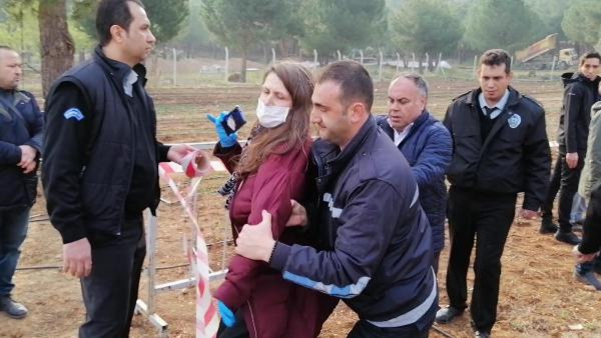 d Kadın profesör kepçenin önüne yattı