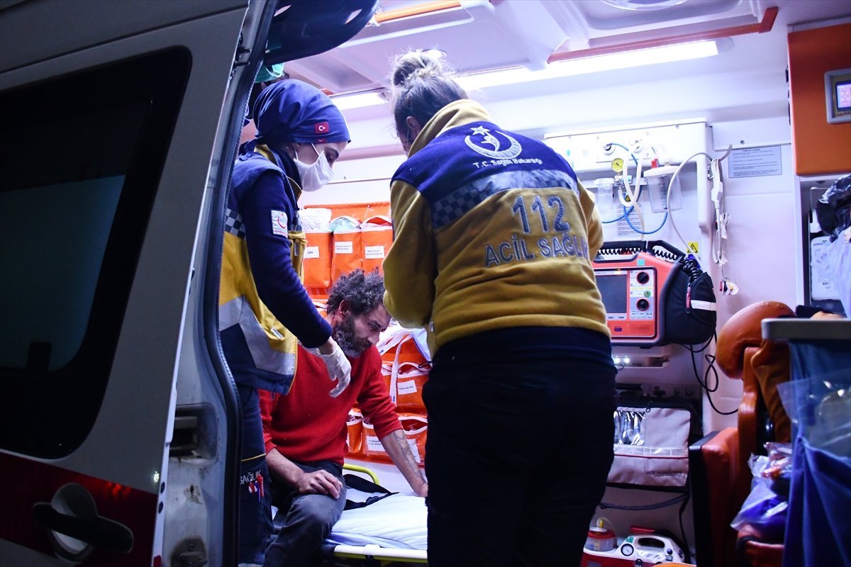 a Manisa'da kapalı kafeye giden 2 kişi çalışanı bıçakladı