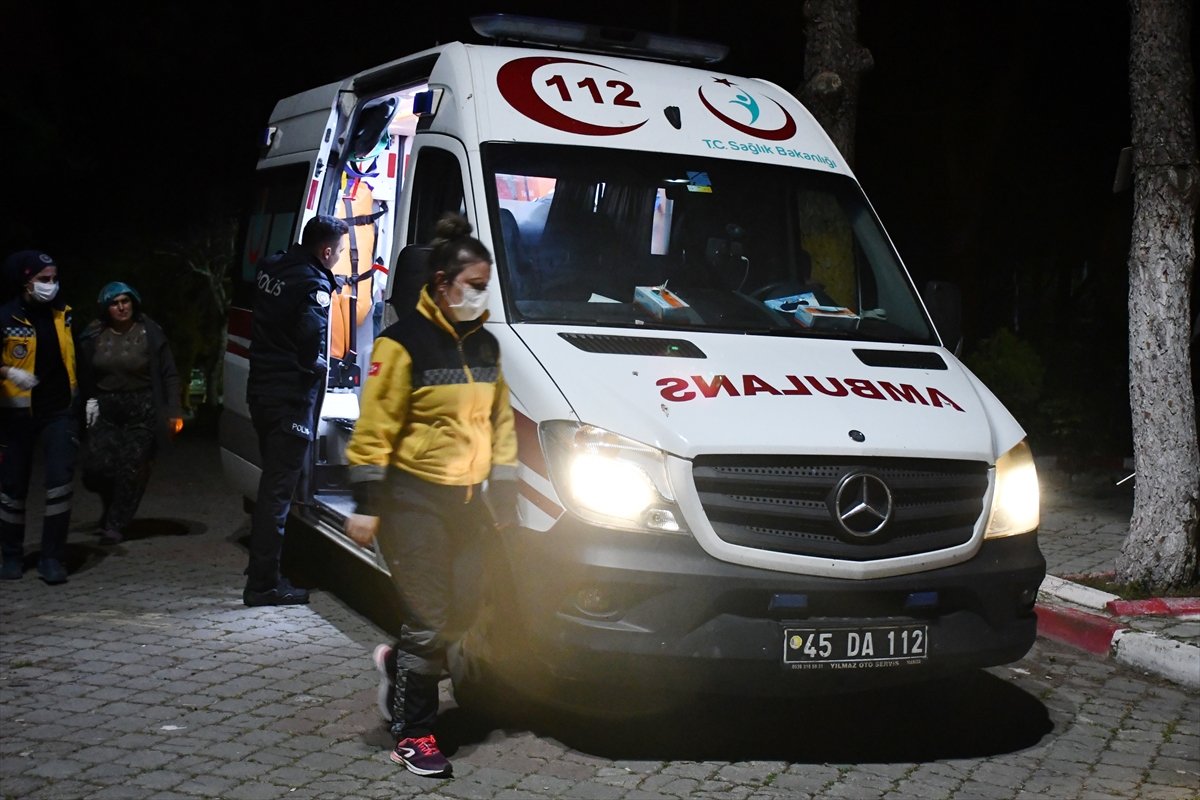 a Manisa'da kapalı kafeye giden 2 kişi çalışanı bıçakladı