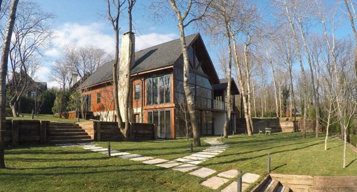 Kıvanç Tatlıtuğ, Kemerburgaz'a kaçtı