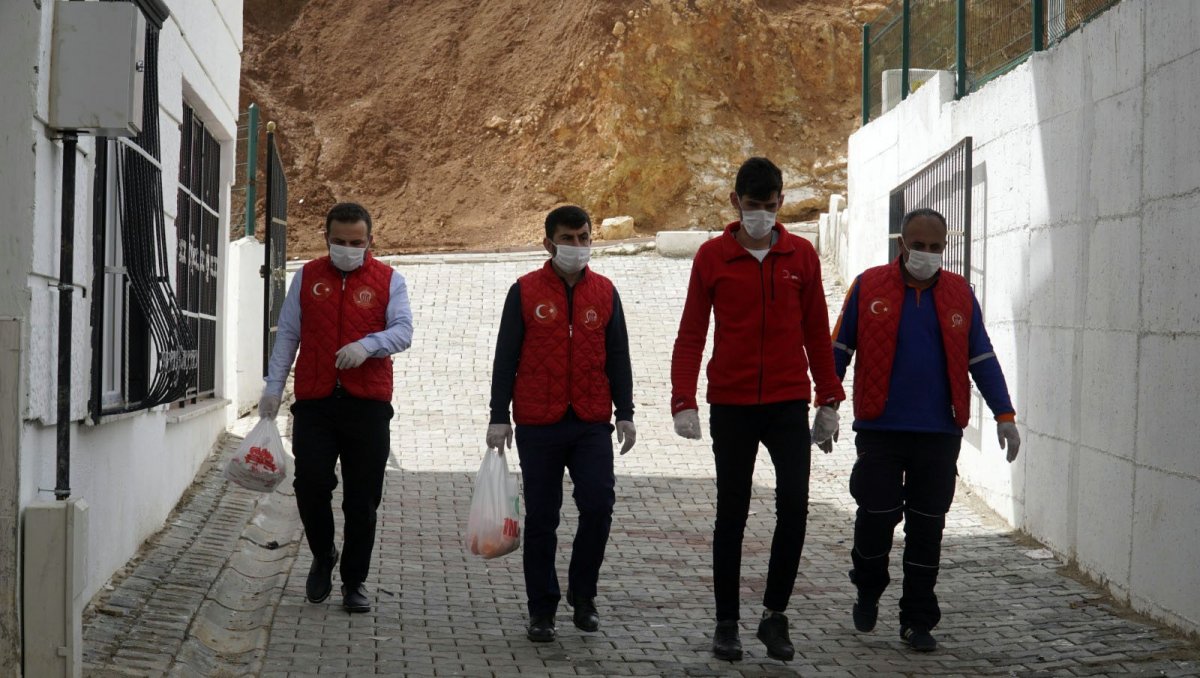 i Sokağa çıkamayan Mehmet Amca'nın büryan siparişi