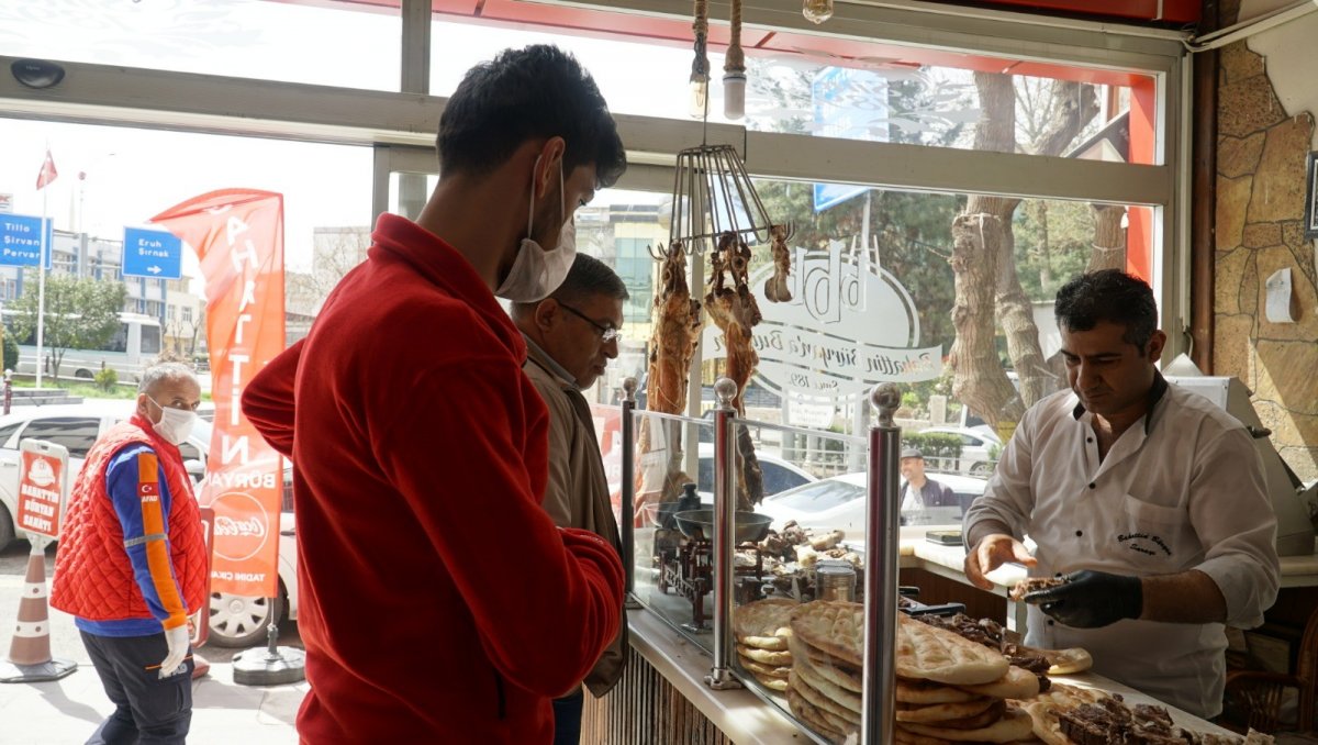 i Sokağa çıkamayan Mehmet Amca'nın büryan siparişi