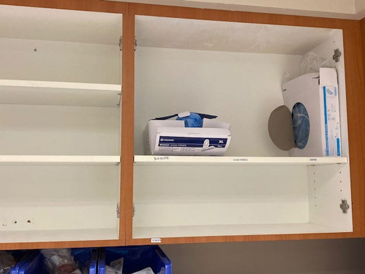 ABD ve İngiltere'de hemşireler, çöp poşetlerinden önlük giyiyor