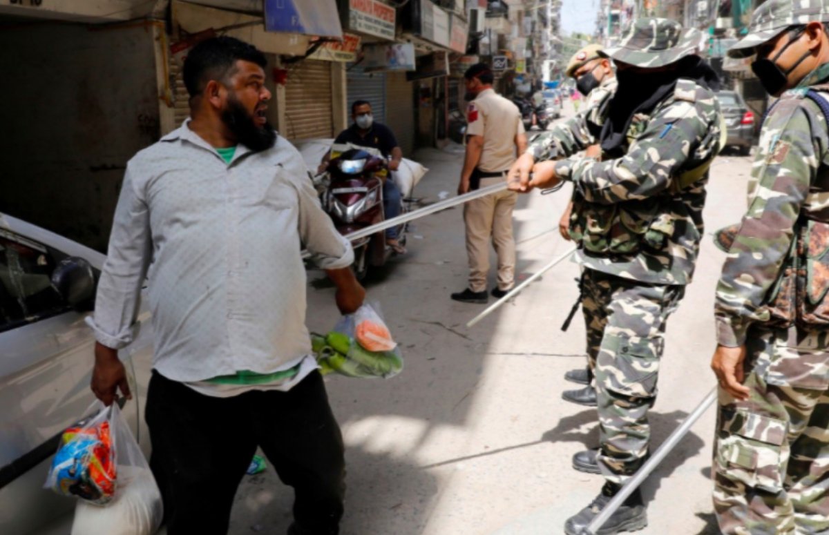 r Hindistan'da yasağa uymayanlara polisin sert müdahalesi