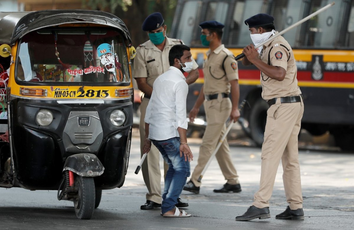 r Hindistan'da yasağa uymayanlara polisin sert müdahalesi
