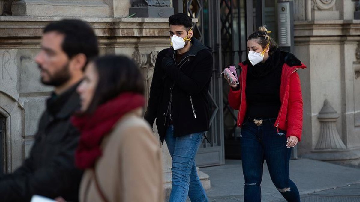 Madrid'de iyileşen koronavirüs hastasına alkışlı destek