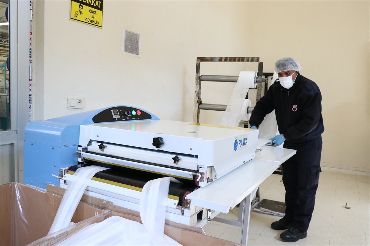 a Niğde'de mahkumlar günlük 20 bin maske üretiyor