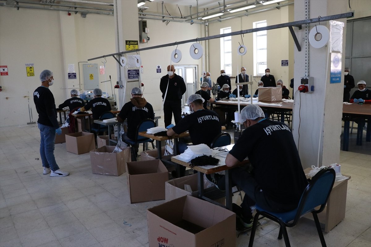 a Niğde'de mahkumlar günlük 20 bin maske üretiyor