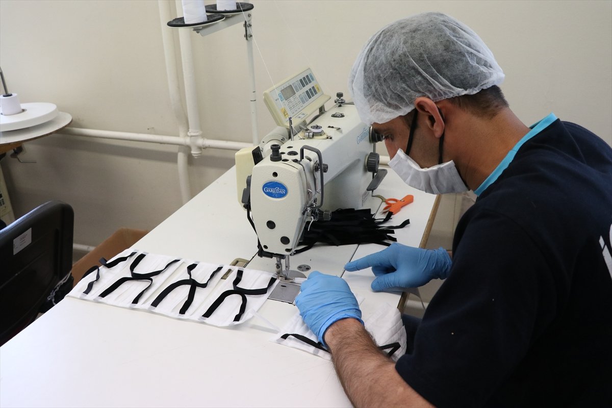 a Niğde'de mahkumlar günlük 20 bin maske üretiyor