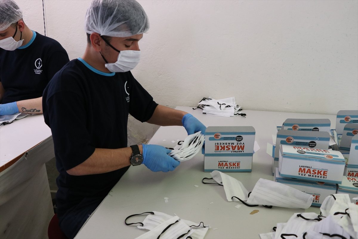 a Niğde'de mahkumlar günlük 20 bin maske üretiyor