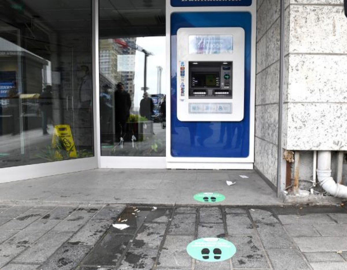 İstanbul'da 'sosyal mesafeni koru' çıkartmaları