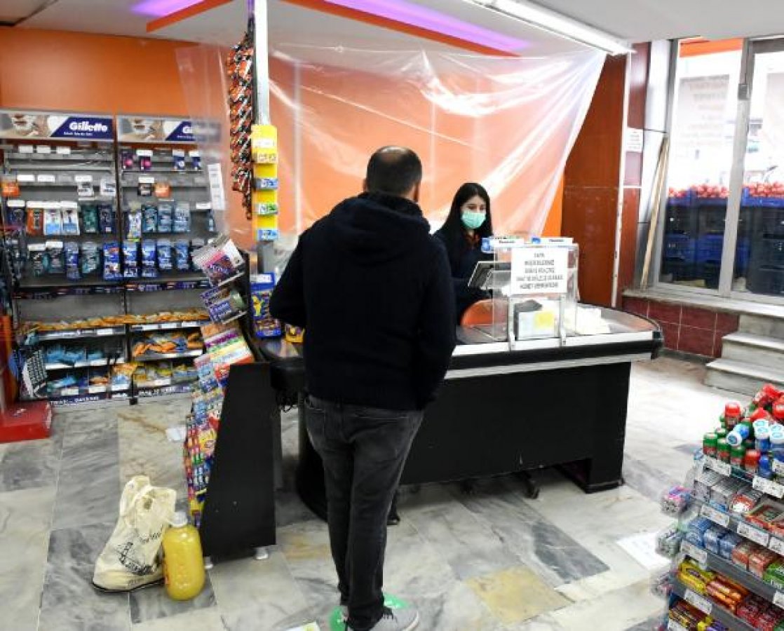 İstanbul'da 'sosyal mesafeni koru' çıkartmaları