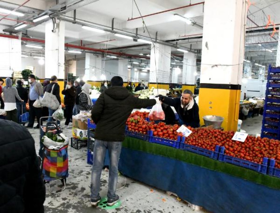 İstanbul'da 'sosyal mesafeni koru' çıkartmaları