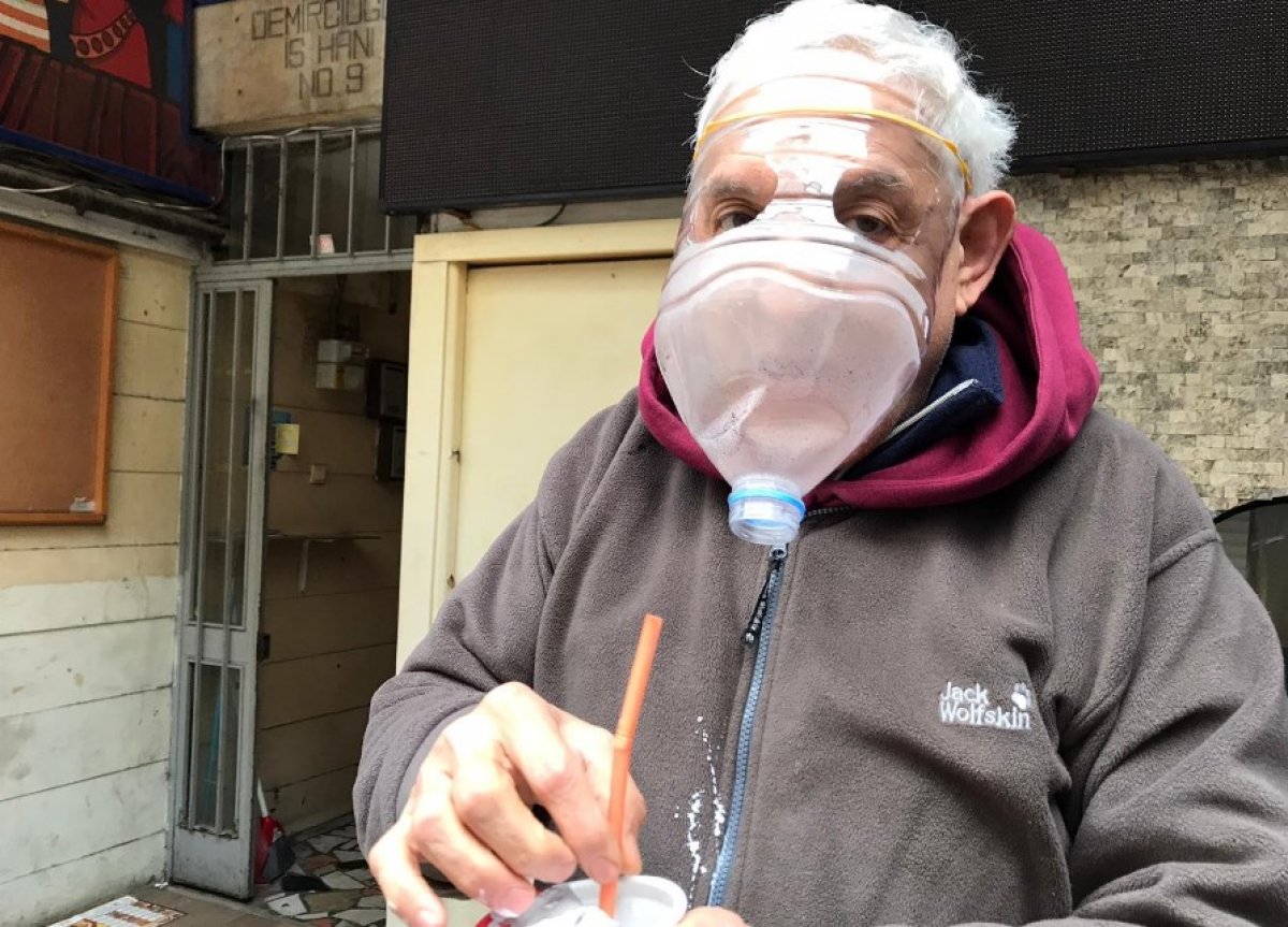 i Koronadan korunmak için pet şişeden maske yaptı