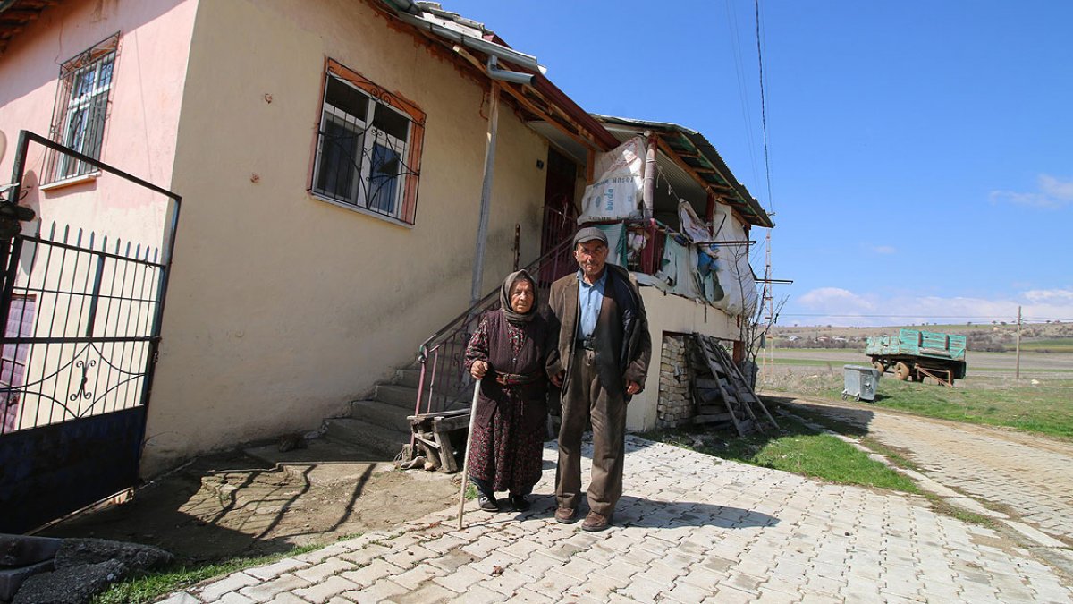 a Emine nine, 69 yaşındaki engelli oğluna bakıyor