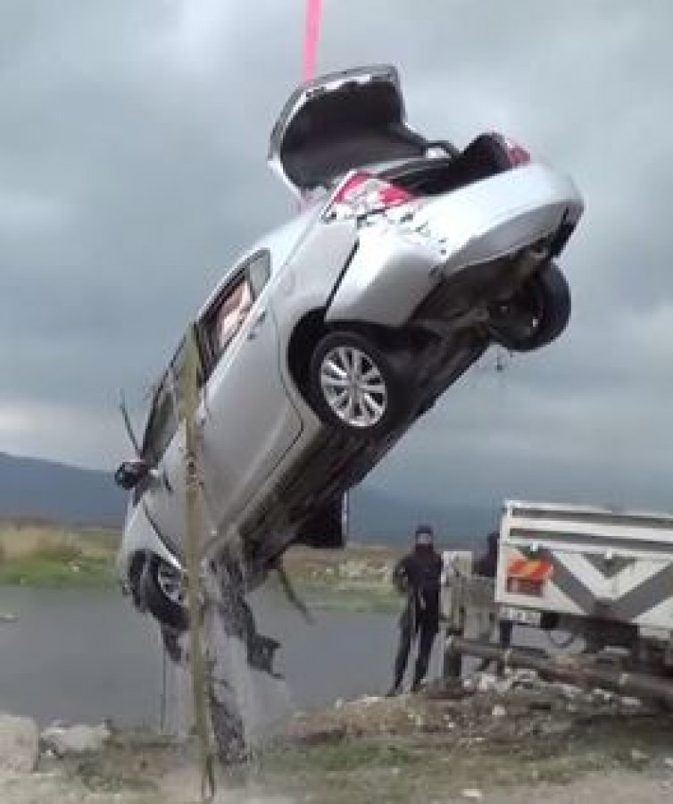 Polisten kaçan uyuşturucu şüphelileri su kanalına uçtu