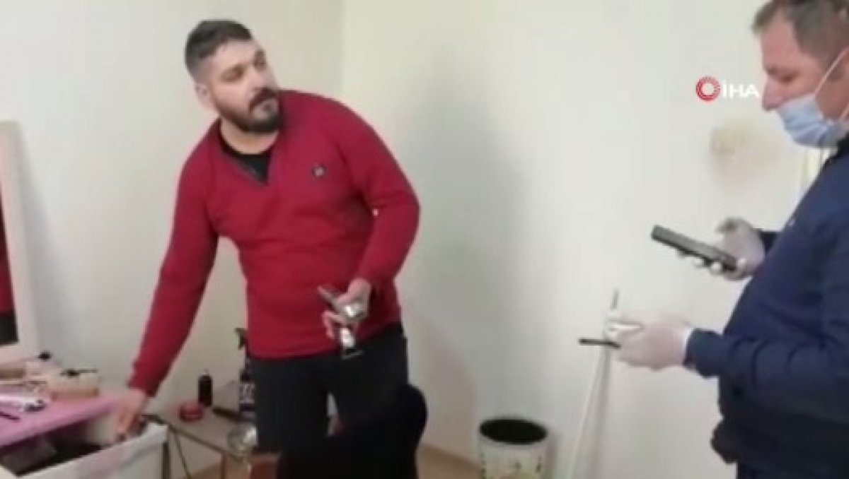 i Evinde tıraş yapan Suriyeli berbere ceza