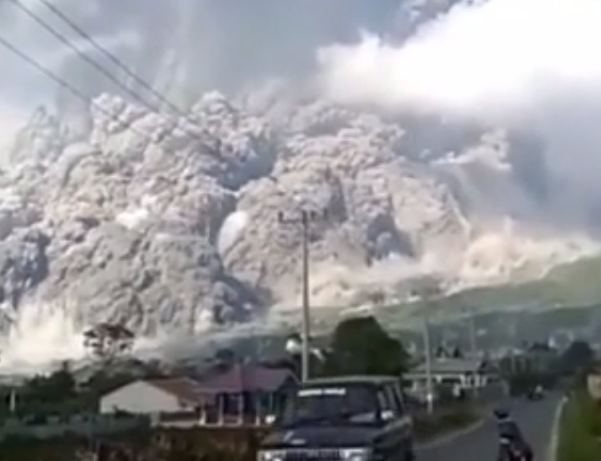 Endonezya'da Merapi Yanardağ'ı patladı