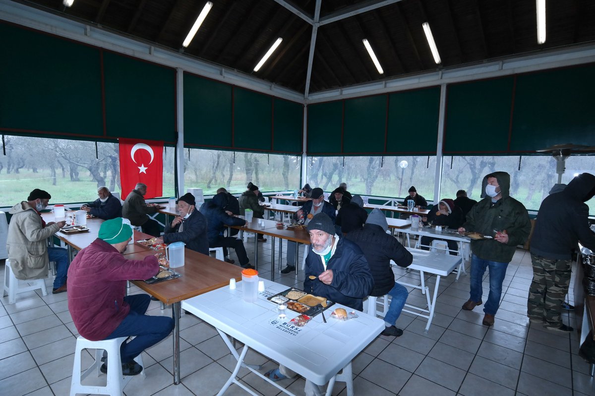 Bursa’da evsizler, virüse karşı korunuyor