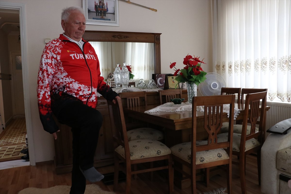 a Efsane atlet İsmail Akçay, evinde spora devam ediyor