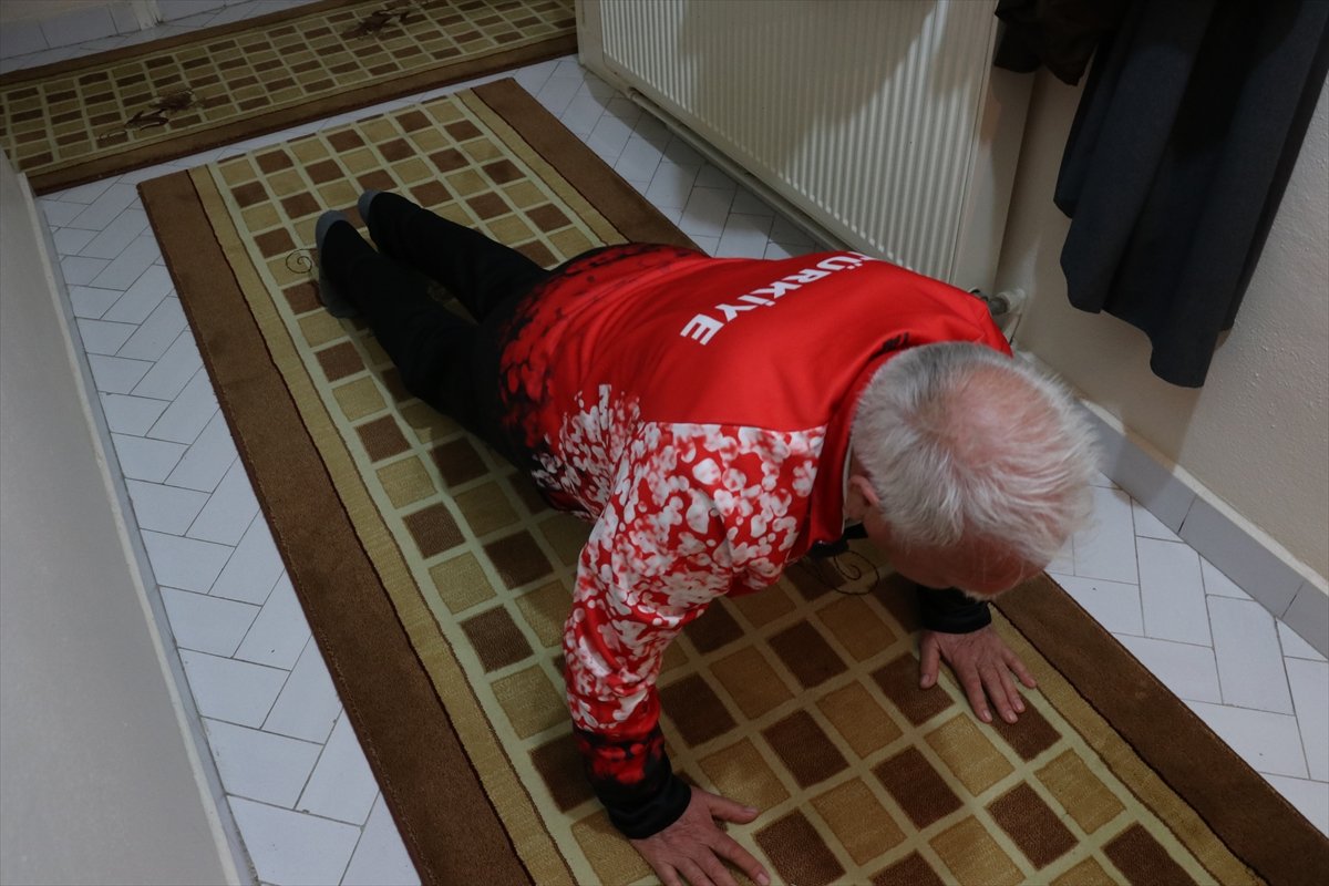 a Efsane atlet İsmail Akçay, evinde spora devam ediyor