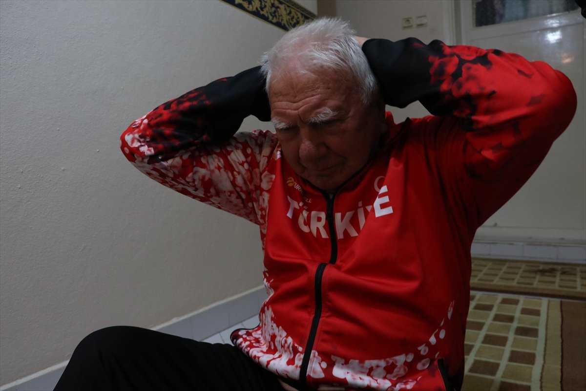 a Efsane atlet İsmail Akçay, evinde spora devam ediyor