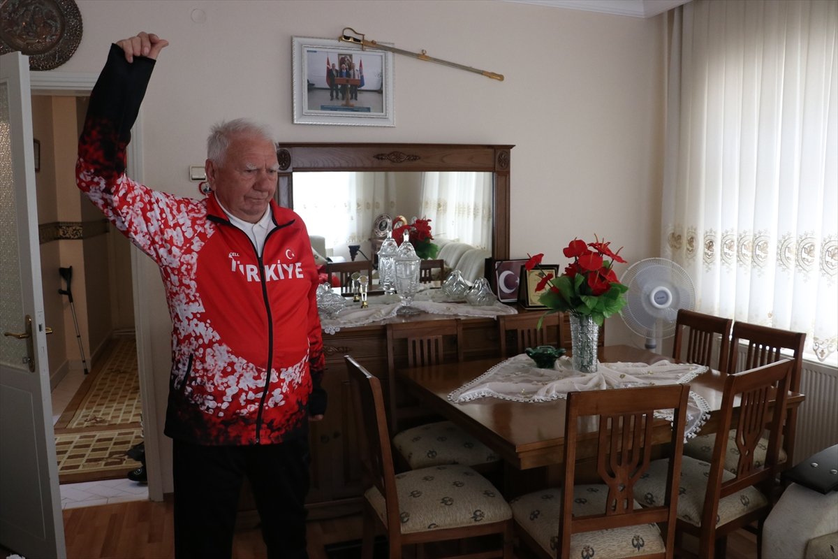 a Efsane atlet İsmail Akçay, evinde spora devam ediyor