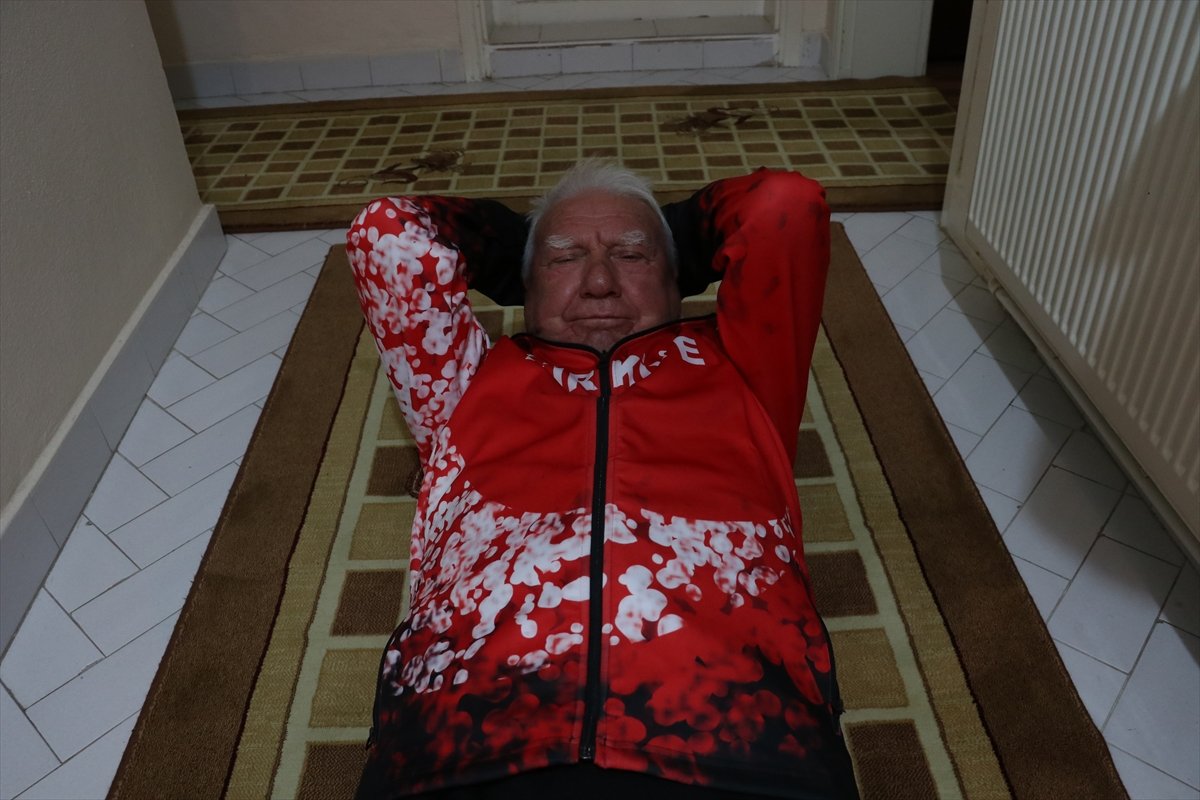 a Efsane atlet İsmail Akçay, evinde spora devam ediyor