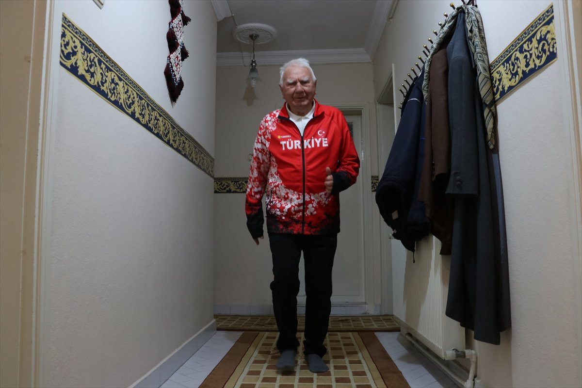 a Efsane atlet İsmail Akçay, evinde spora devam ediyor