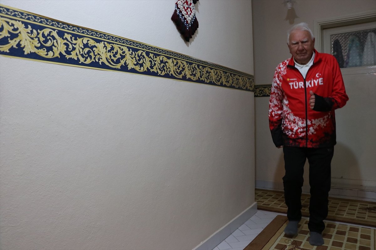 a Efsane atlet İsmail Akçay, evinde spora devam ediyor