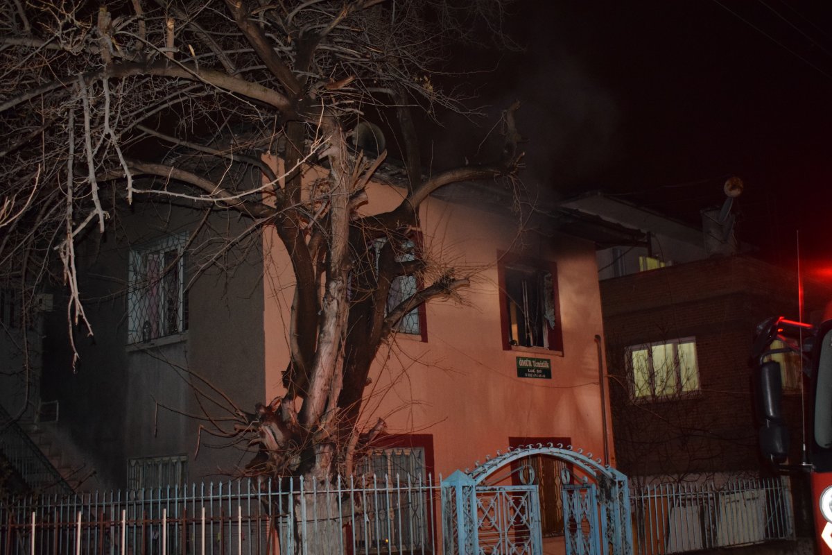 i Babasına kızıp evi ateşe verdi