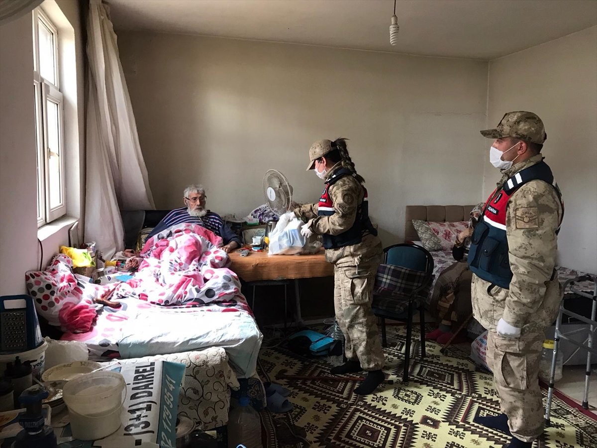 Mehmetçik yaşlı adamın tarlasını sürdü