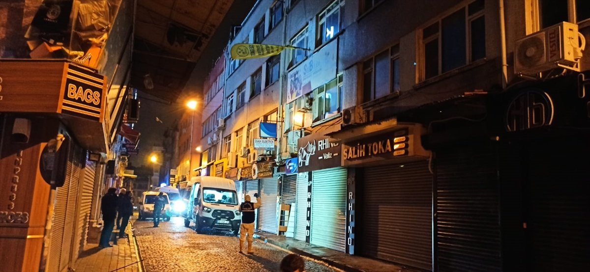 a Fatih'te iş hanında yangın: 1 ölü