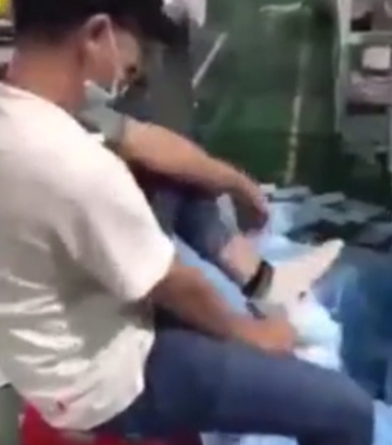 Ürettiği maskelerle ayağını silen Çinli