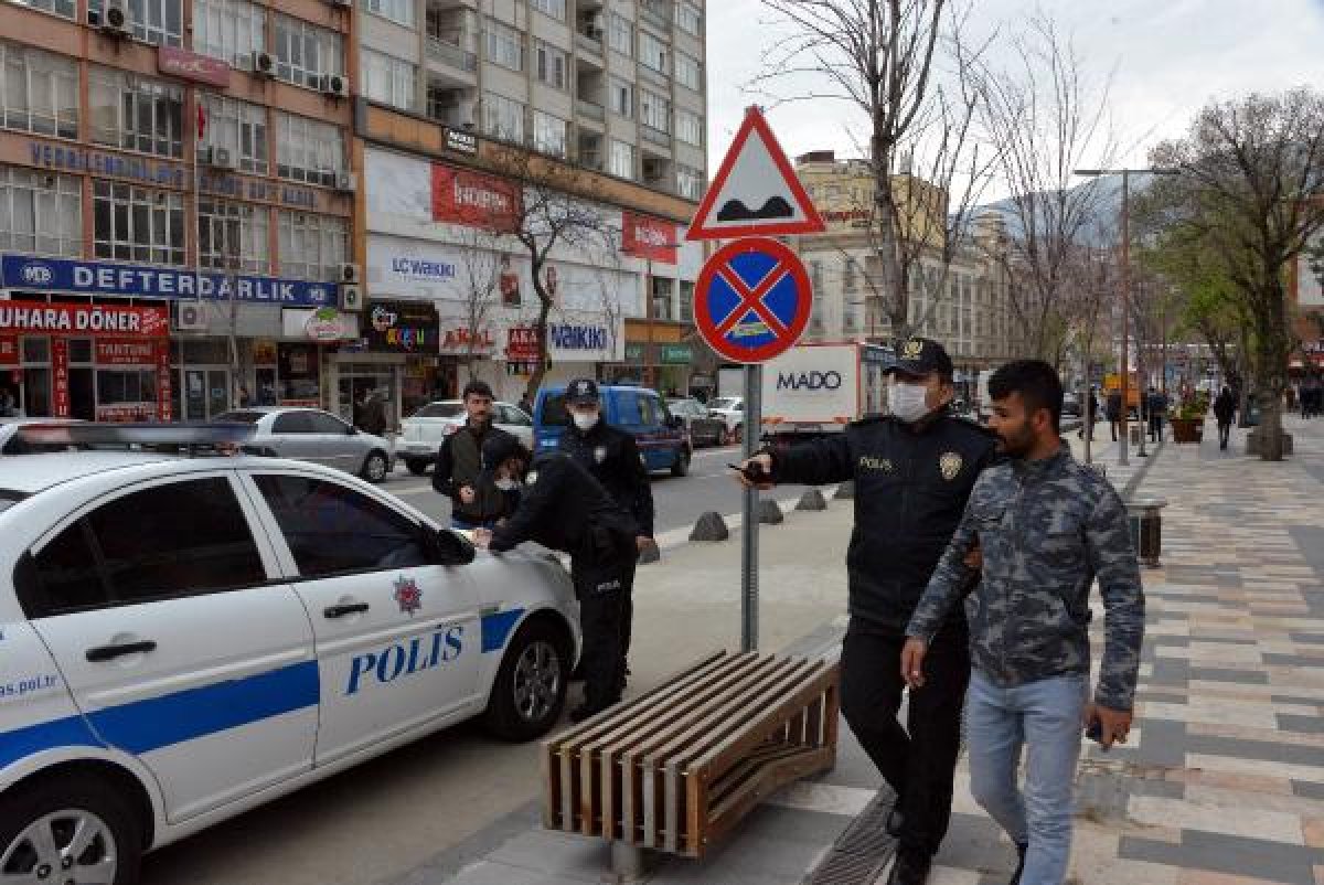 d Banka oturdu, cezayı yazan polisi kameraya aldı