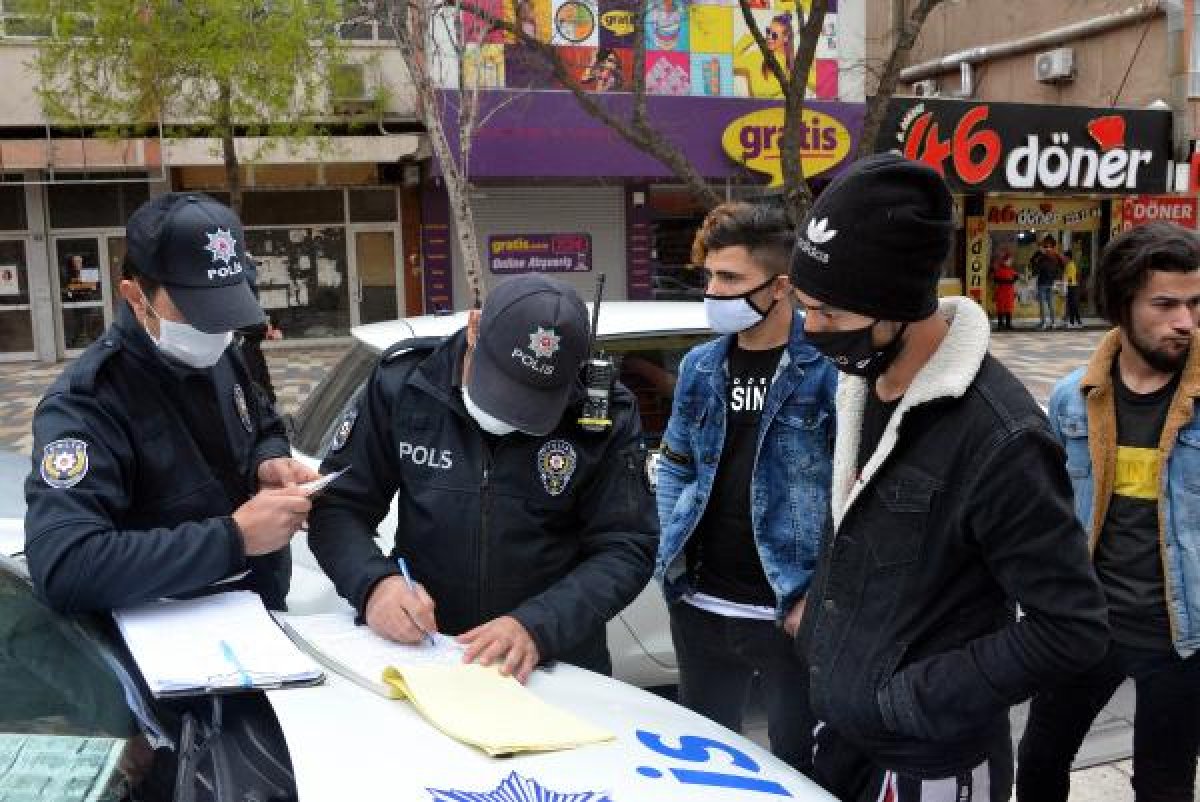 d Banka oturdu, cezayı yazan polisi kameraya aldı