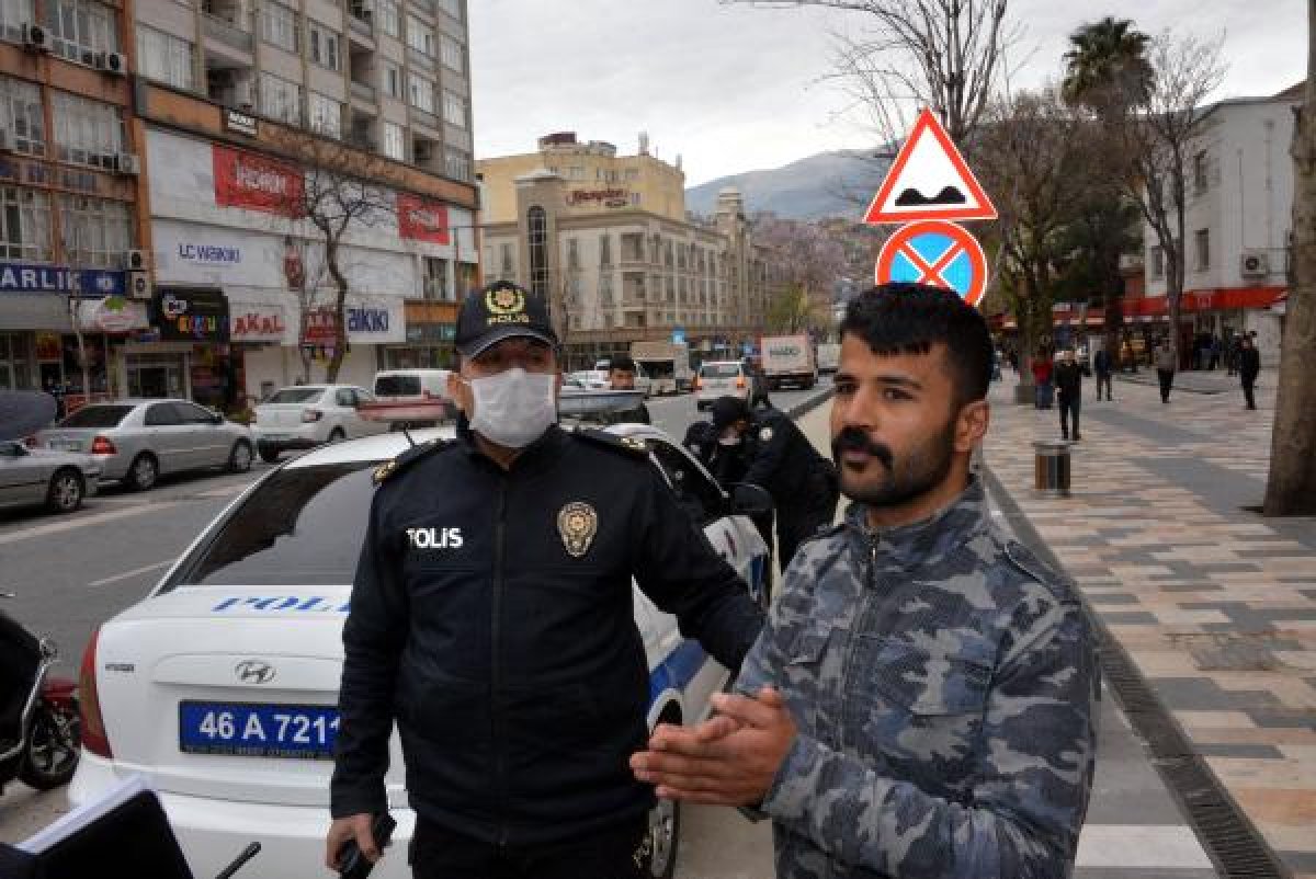 d Banka oturdu, cezayı yazan polisi kameraya aldı