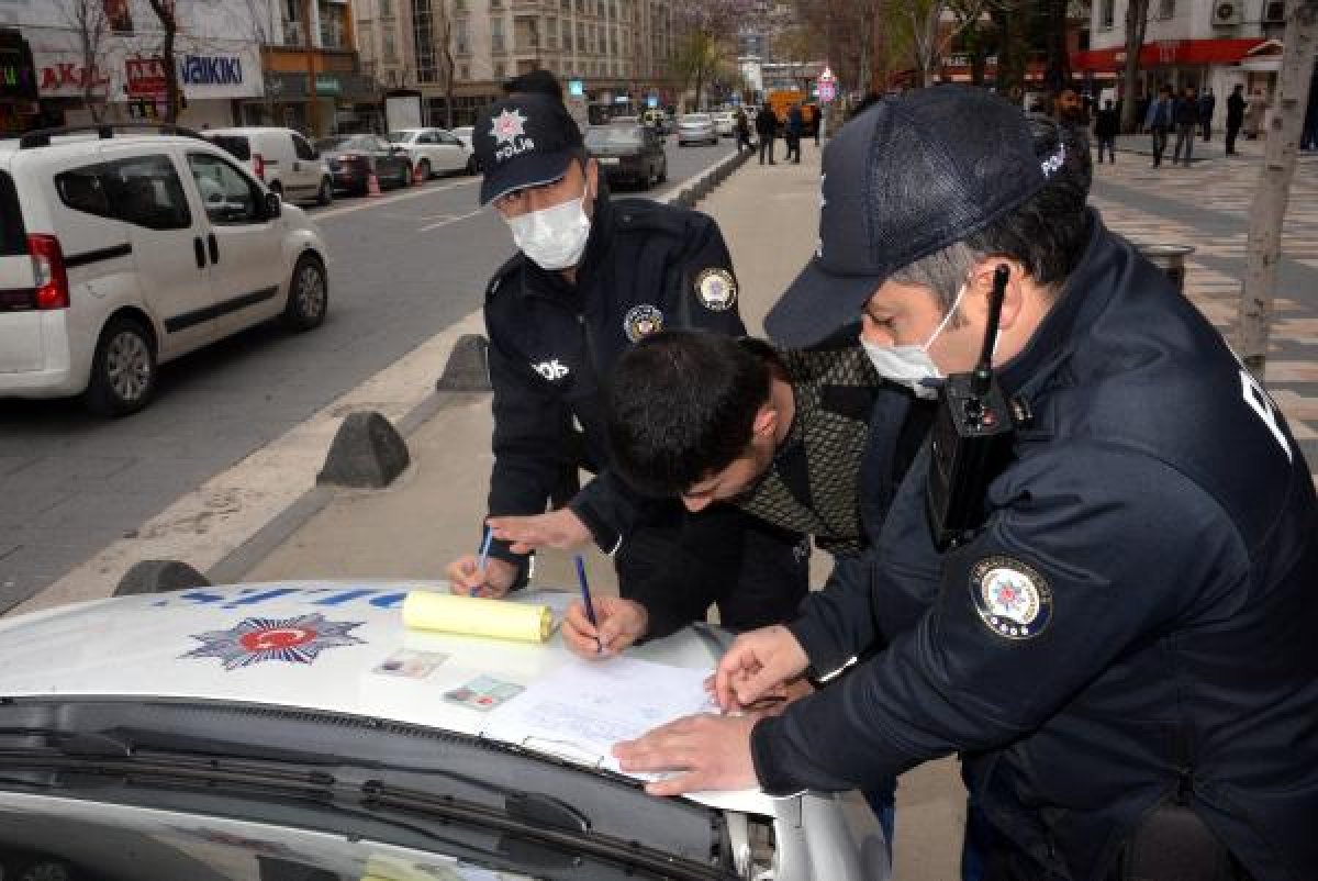 d Banka oturdu, cezayı yazan polisi kameraya aldı