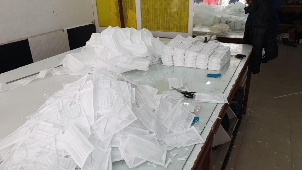 i İzmir'de kaçak maske imalathanesine operasyon