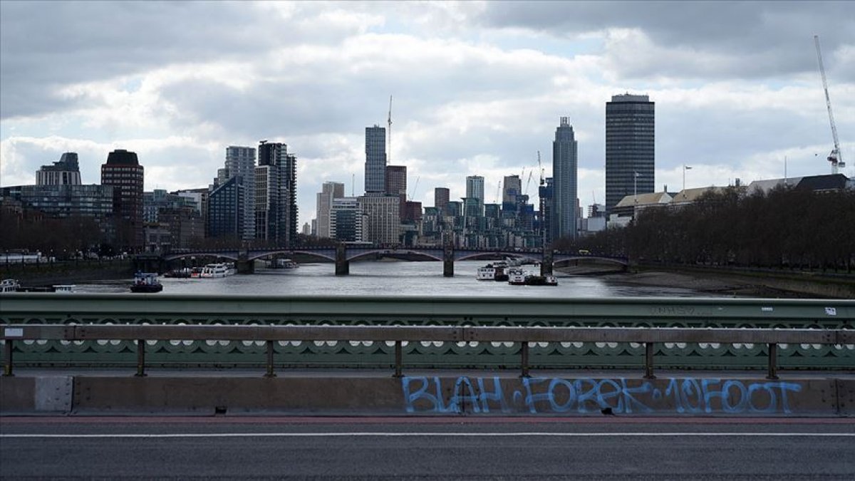 a İngiltere'de koronavirüsten ölenlerin sayısı 2 bin 352 oldu