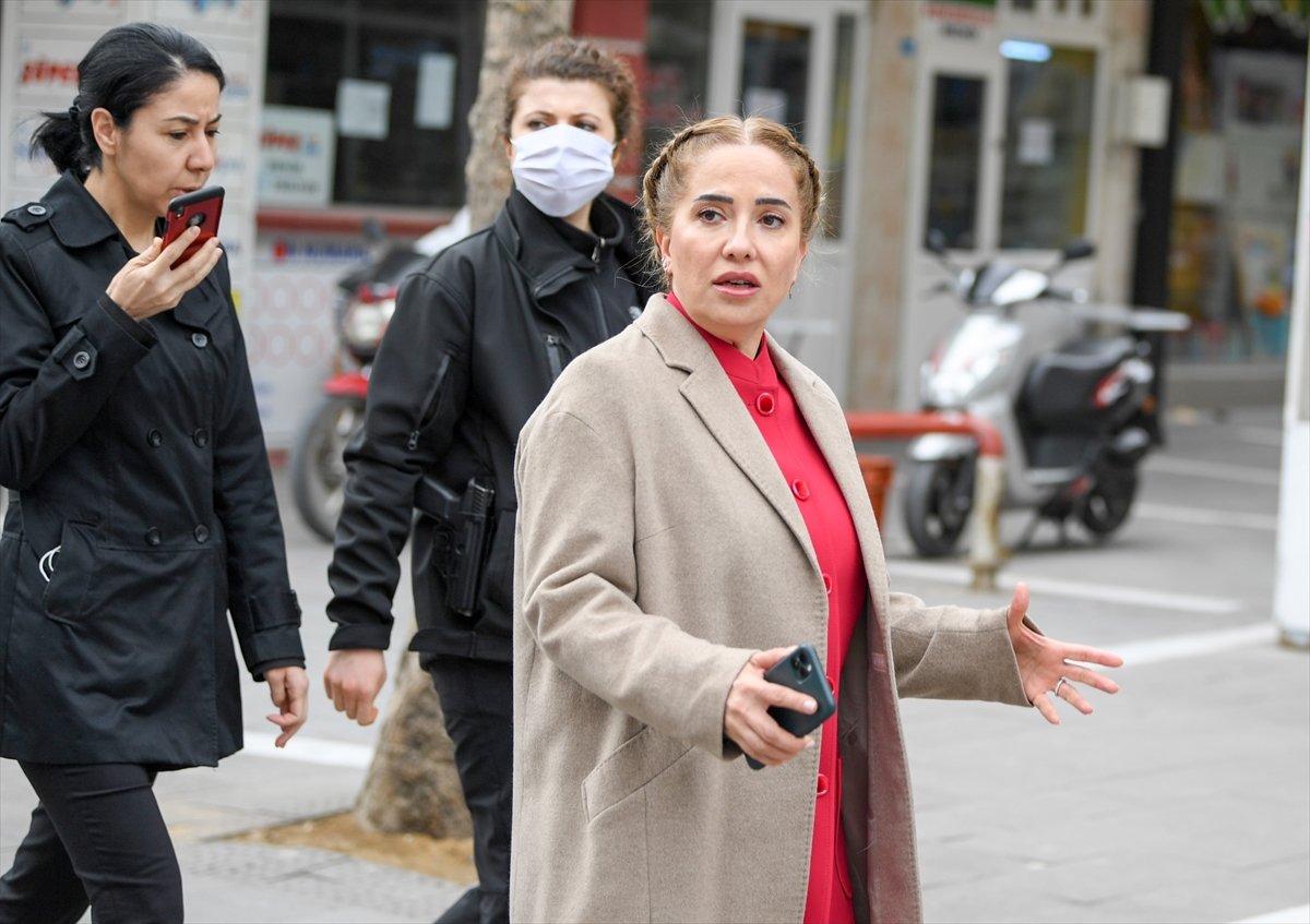 a Görevden alınan Uşak Valisi Funda Kocabıyık'ın vatandaşa fırça attığı görüntüler